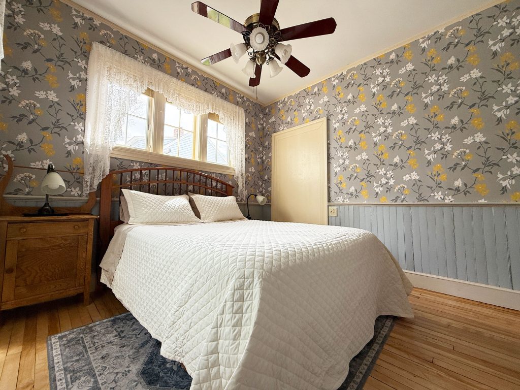 "Henley" 1st floor queen bedroom