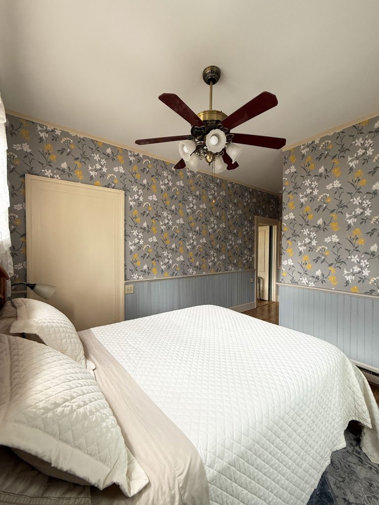 "Henley" 1st floor queen bedroom