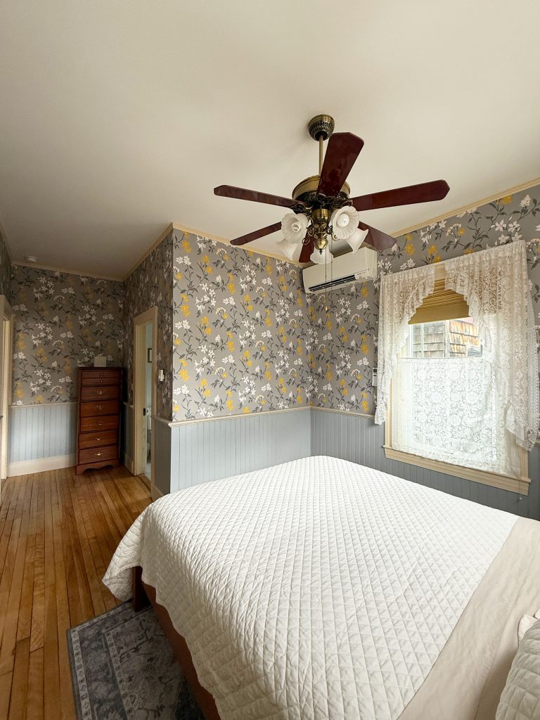 "Henley" 1st floor queen bedroom
