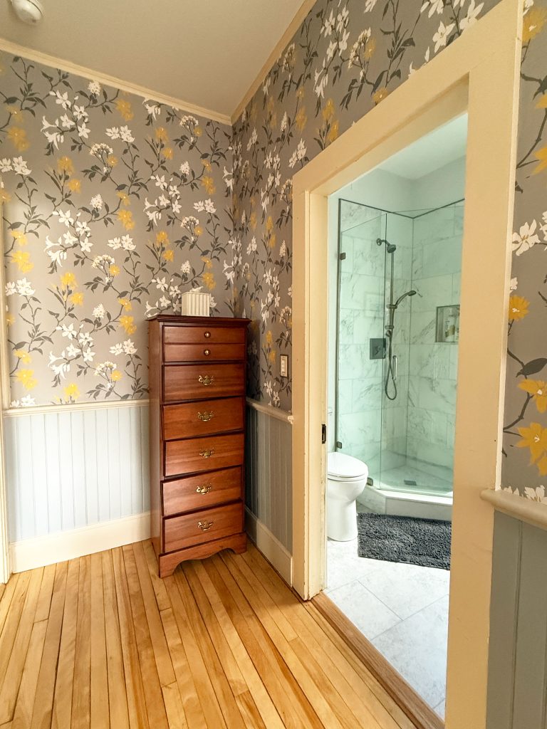 "Henley" 1st floor queen bedroom