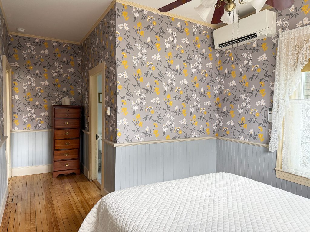 "Henley" 1st floor queen bedroom