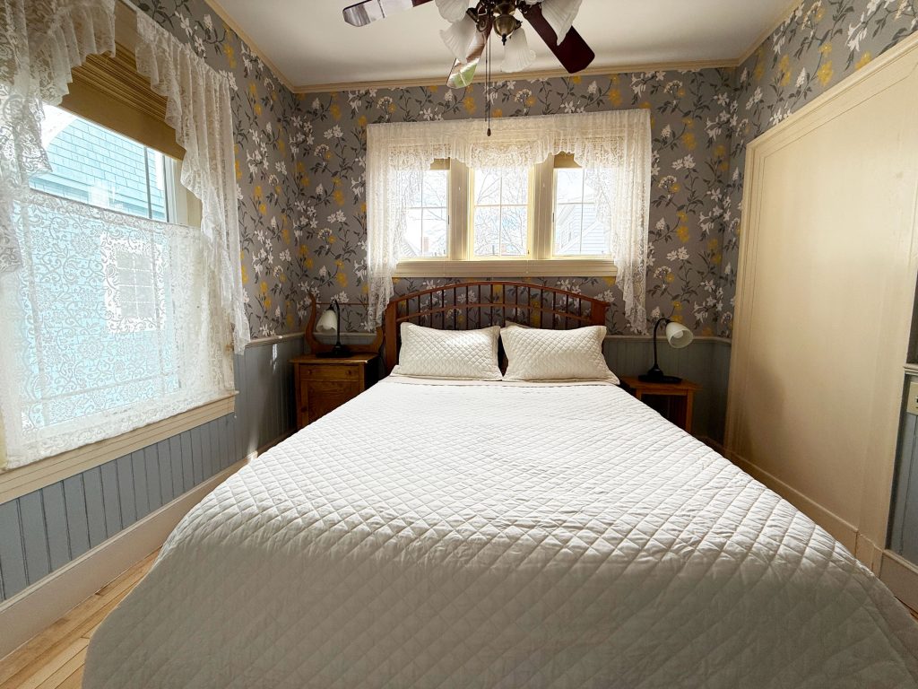 "Henley" 1st floor queen bedroom
