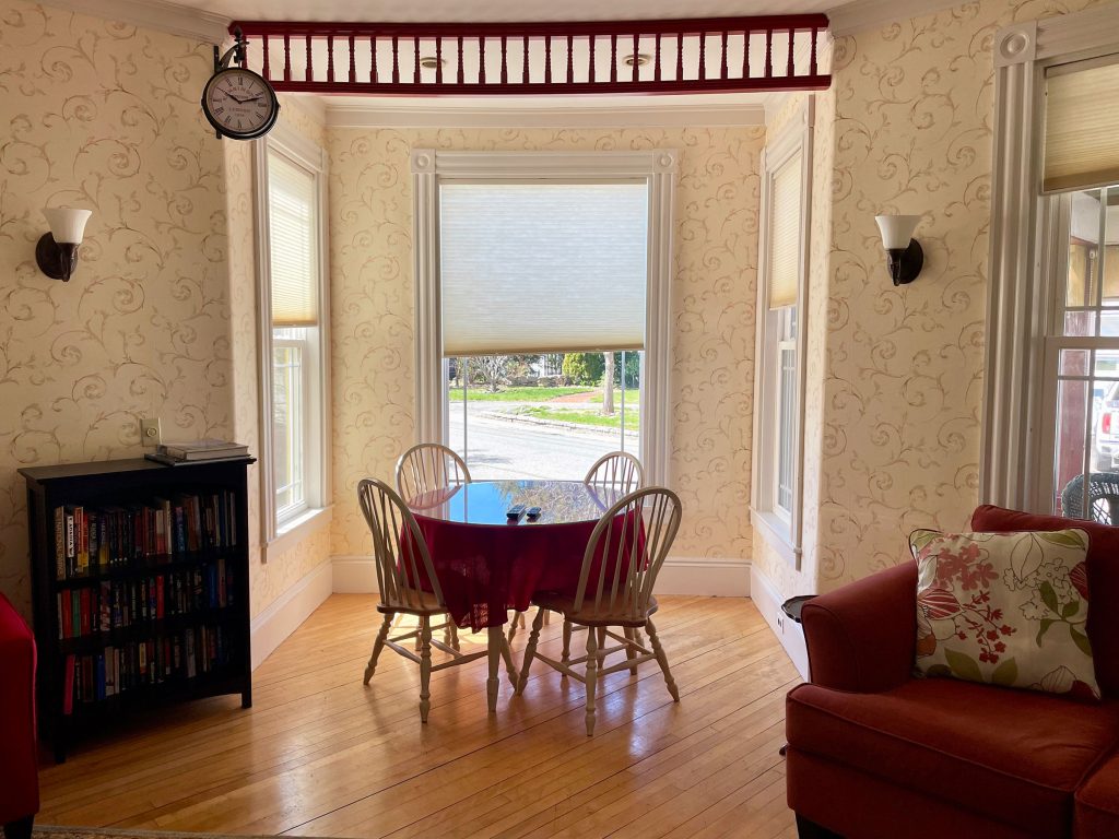 Living room/game table