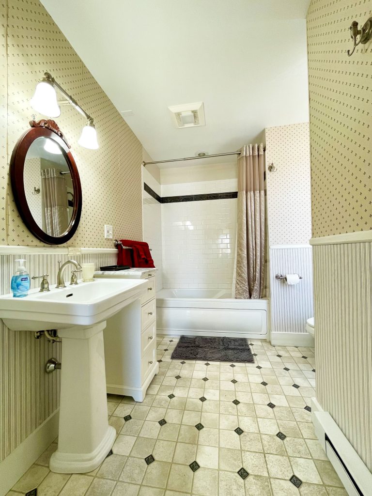 "Skipton" bathroom (tub/shower)