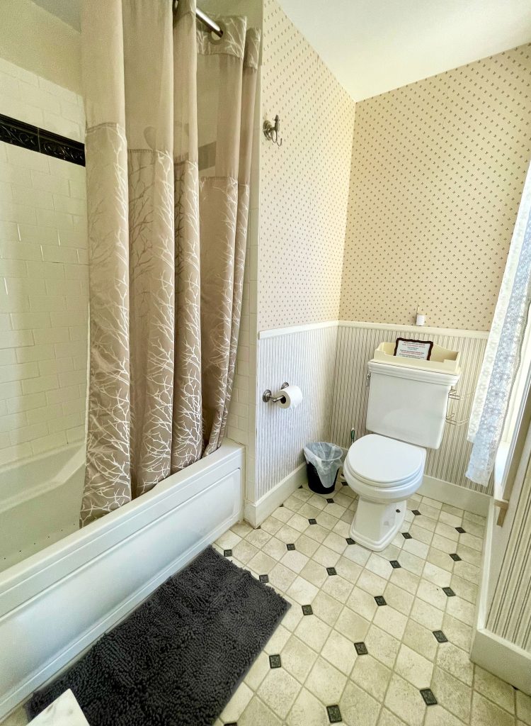"Skipton" bathroom (tub/shower)