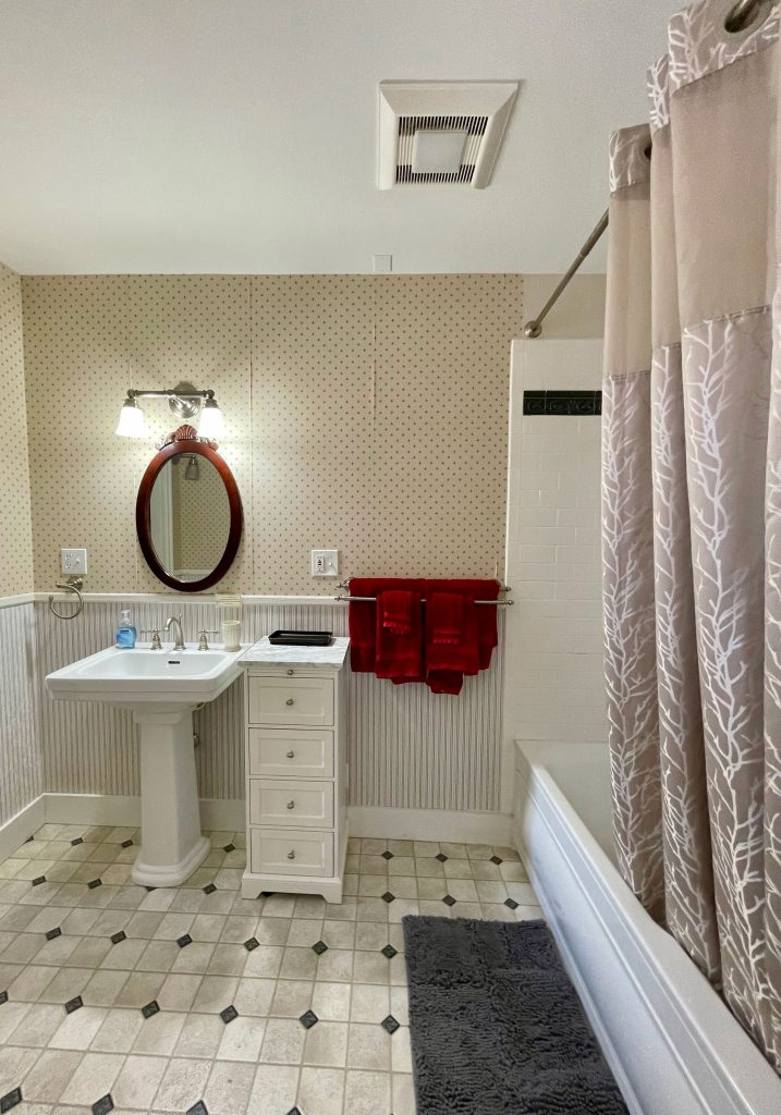"Skipton" bathroom (tub/shower)