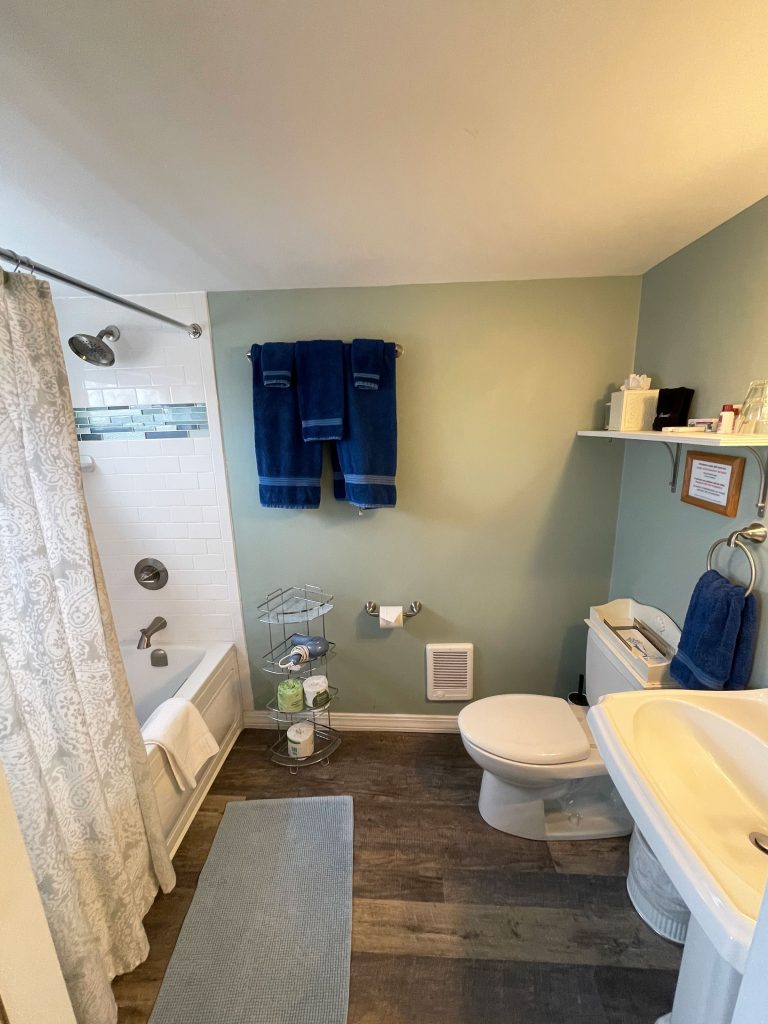 "Treefalls" bathroom (tub/shower)