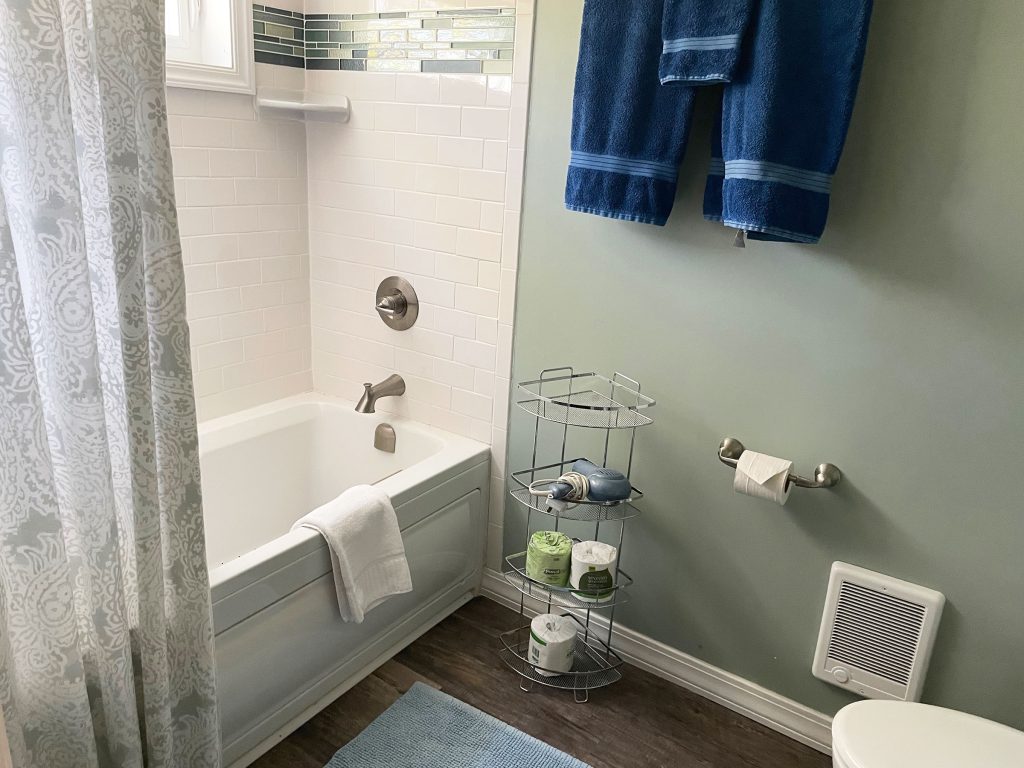 "Treefalls" bathroom (tub/shower)