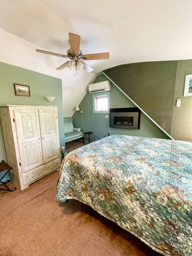 "Treefalls" queen bedroom 3rd floor