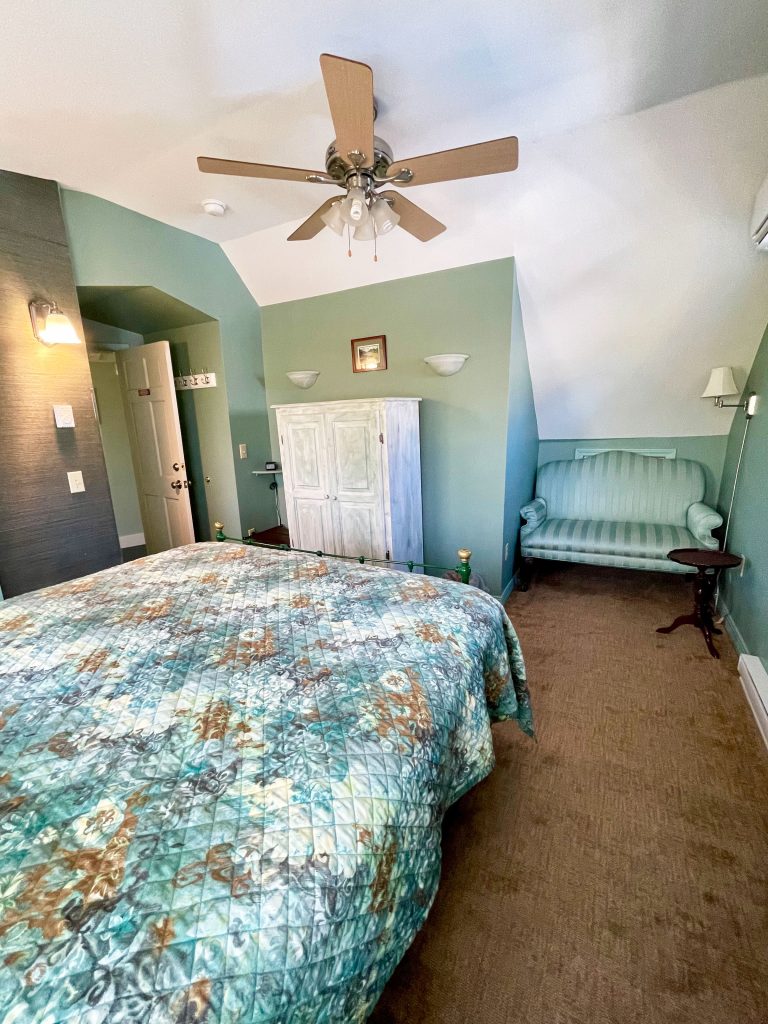 "Treefalls" queen bedroom 3rd floor