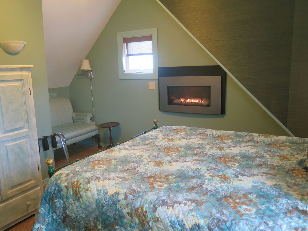 "Treefalls" queen bedroom 3rd floor