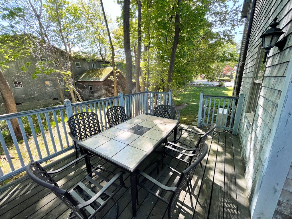 WM-Deck2 Deck dining area