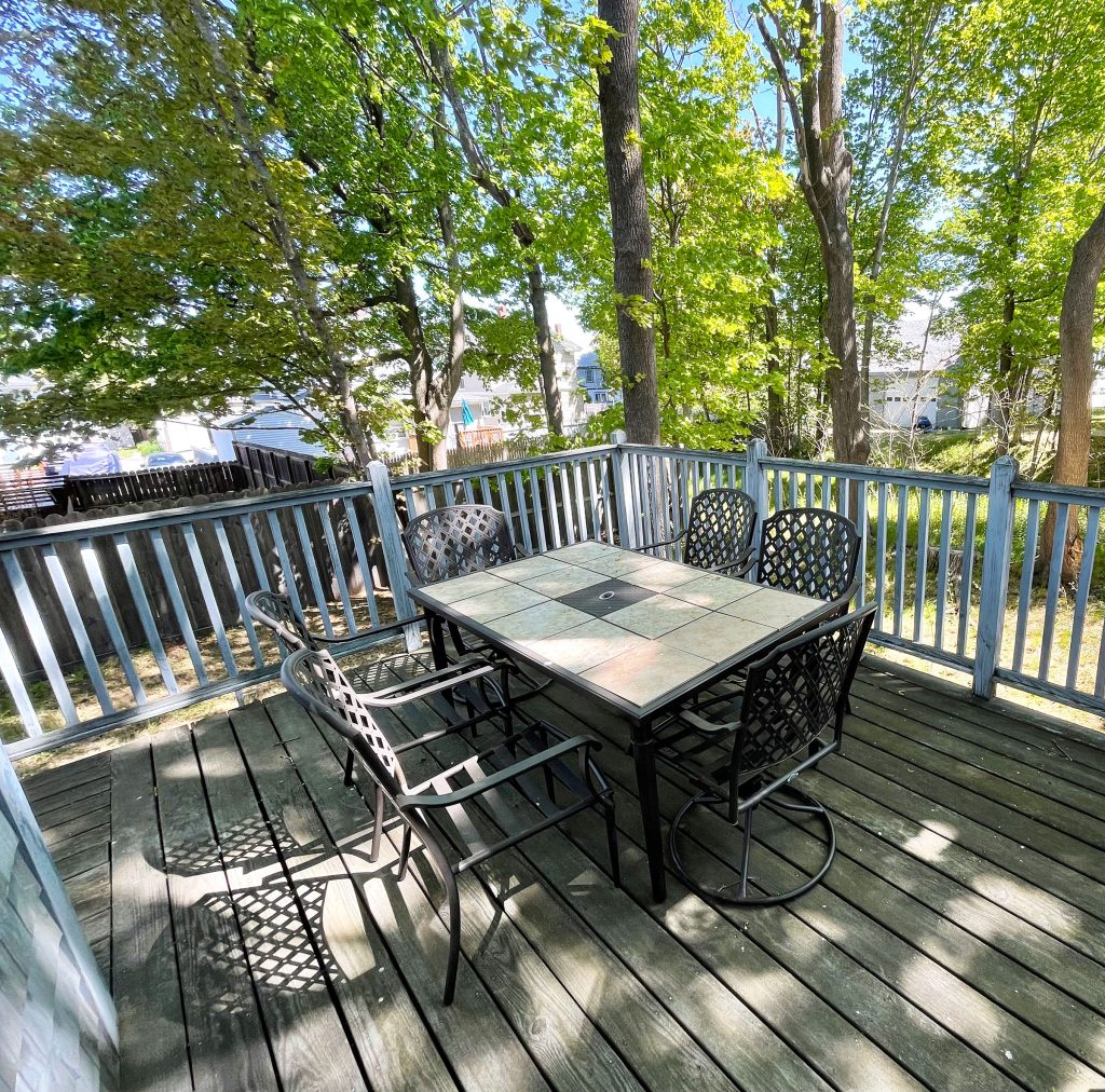 WM-Deck Deck dining area