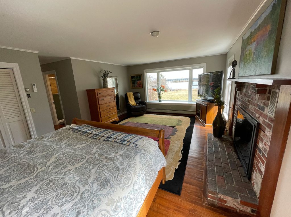 Majestic Point &mdash; king bedroom