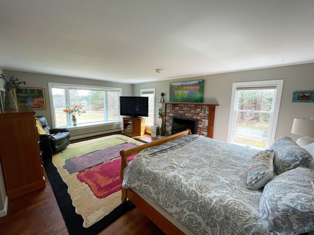 Majestic Point &mdash; king bedroom