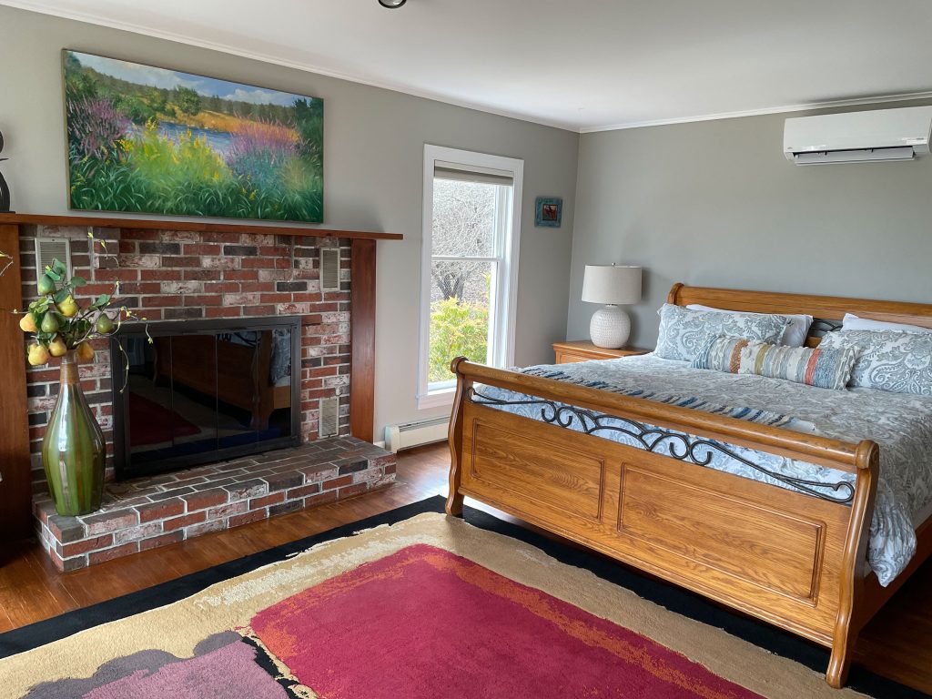 Majestic Point &mdash; king bedroom